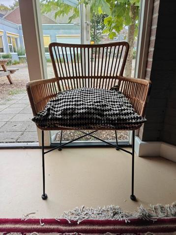 Rotan stoel met stalen poot (excl kussen)  beschikbaar voor biedingen
