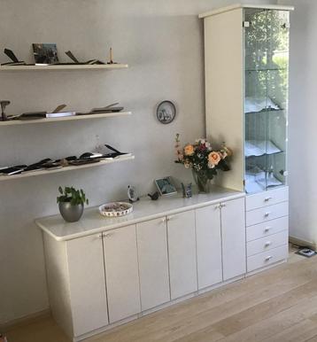Erwin Behr designkast wit met wandplanken beschikbaar voor biedingen