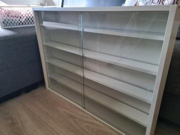 Vitrinekastje  beschikbaar voor biedingen