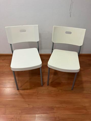 2 kunststof stoelen te koop beschikbaar voor biedingen