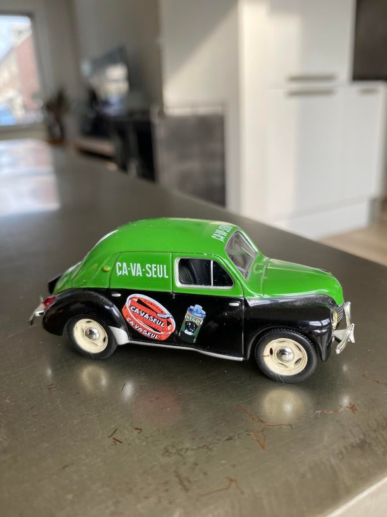 Renault 4CV, Hobby en Vrije tijd, Modelauto's | 1:43, Ophalen of Verzenden, Zo goed als nieuw, Auto, Overige merken