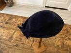 Hoed - dopmodel - blauw fluweel - strik, Ophalen of Verzenden, Zo goed als nieuw, 56 of 57 cm (M, 7 of 7⅛ inch), Hoed