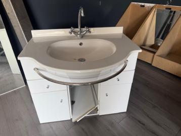 Badkamer meubel beschikbaar voor biedingen