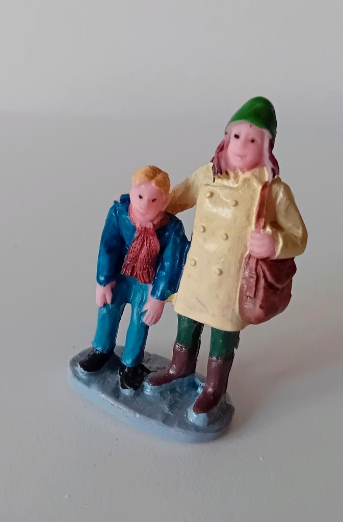 Lemax moeder en zoon, Lemax figuur Kerstdorp, Diversen, Kerst, Ophalen of Verzenden