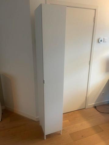Badkamerkast 30cm breed (190x30x40) beschikbaar voor biedingen