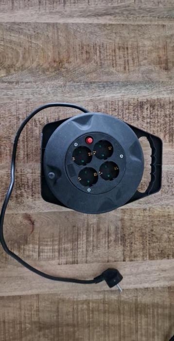 Oprolbare kabelhaspel / stopcontact splitter met 4 aansluiti beschikbaar voor biedingen
