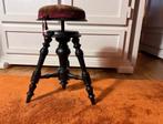 Antiek gezwart draaikrukje met patina en stoffen zitting, Gebruikt, In hoogte verstelbaar, Ophalen of Verzenden, /