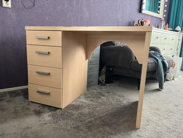 Compacte bureau grenen fineer, met lades beschikbaar voor biedingen