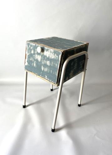 nachtkastje met gebogen pootjes jaren ’50 vintage beschikbaar voor biedingen