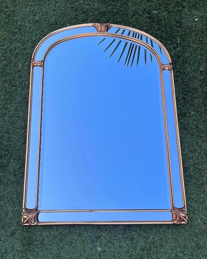 Facetgeslepen gouden boogspiegel Deknudt Hollywood Regency, Huis en Inrichting, Woonaccessoires | Spiegels, Zo goed als nieuw