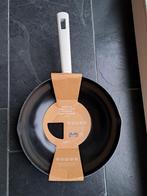 Wokpan met schenktuit. Nieuw, Huis en Inrichting, Keuken | Potten en Pannen, Ophalen of Verzenden, Nieuw, Overige materialen, Wok