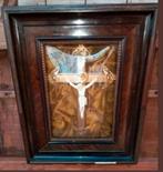 Antiek kruisbeeld onder koepelglas.
Christus is van biscuit., Ophalen of Verzenden