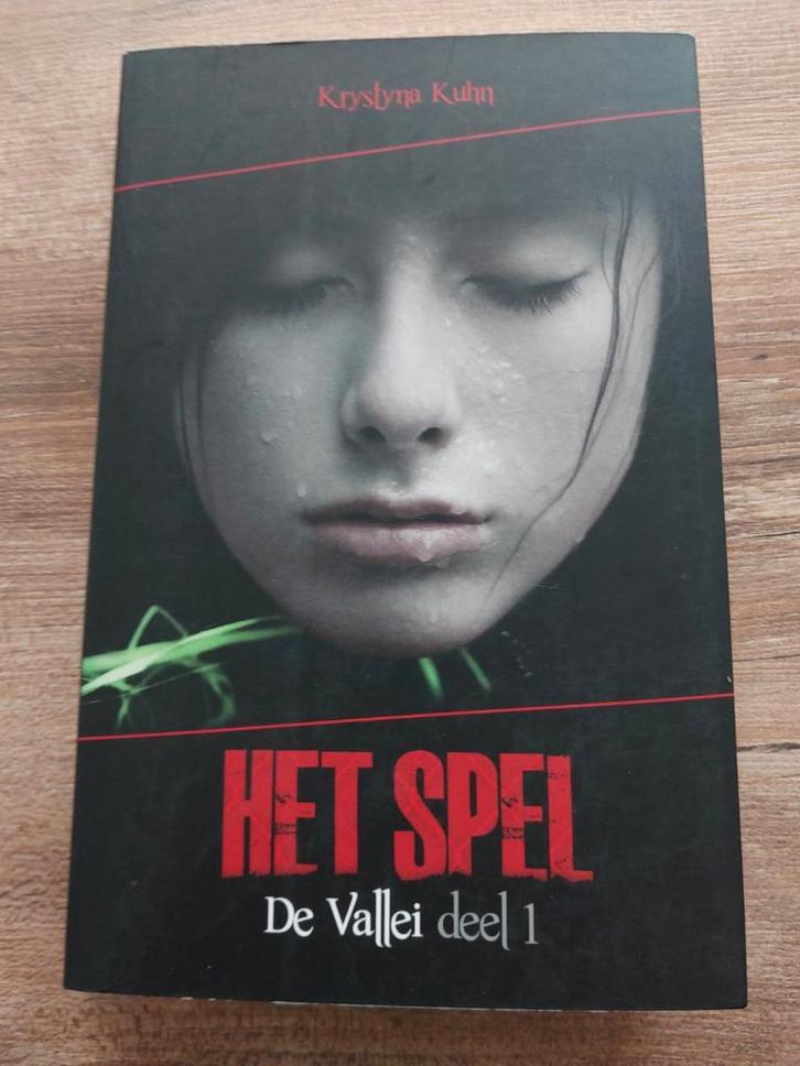 Het Spel - Krystyna Kuhn - De Vallei deel 1, Boeken, Thrillers, Zo goed als nieuw, Nederland, Ophalen of Verzenden