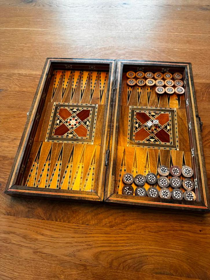 Backgammon. Mooi Houten Inlegwerk en Parelmoer, Hobby en Vrije tijd, Gezelschapsspellen | Bordspellen, Zo goed als nieuw, Een of twee spelers