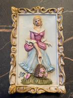 Biscuit porselein wandhanger dame met tas, Ophalen
