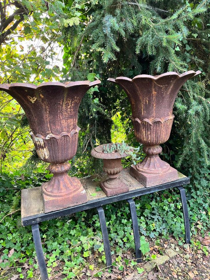 set van 2 gietijzeren antieke tulpvazen tuinvazen 74 cm hg, Tuin en Terras, Tuinvazen, Gebruikt, Ophalen