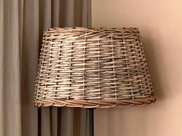 Vergrijsde rieten lampenkap - 28cm hoog beschikbaar voor biedingen