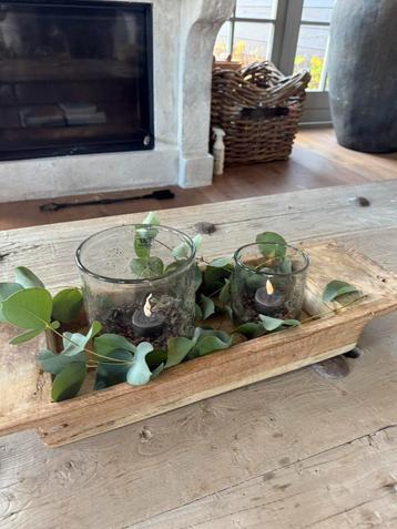 Oude houten schaal beschikbaar voor biedingen