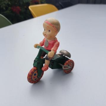 Celluloid speelgoed mannetje op fiets beschikbaar voor biedingen