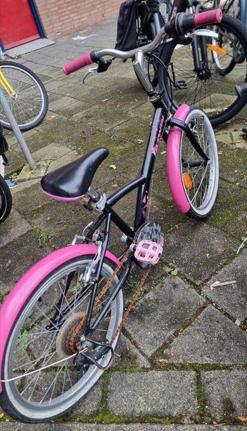 BTWIN gratis meisje fiets, Achterband lek en voorrem kapot. beschikbaar voor biedingen