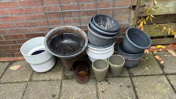 Plastik Hangpotten en bloempotten beschikbaar voor biedingen