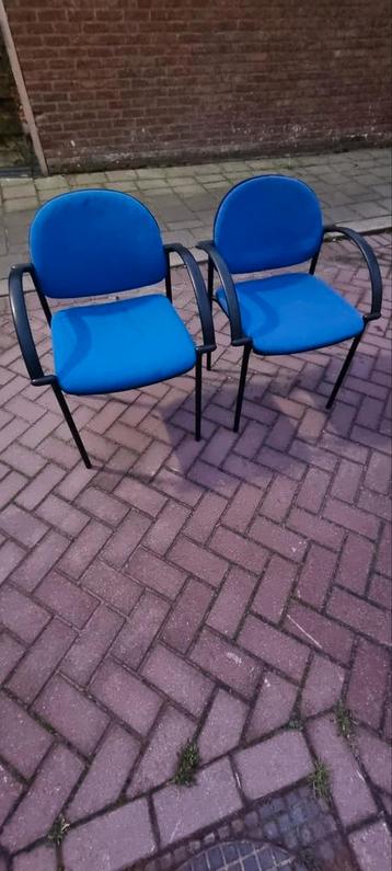 Diverse stoelen met stof voor 5 euro beschikbaar voor biedingen
