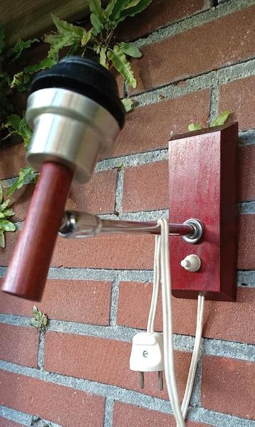 vintage wandlamp - hout en chroom  wandarmatuur - seventies  beschikbaar voor biedingen