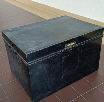 grote vintage metalen kist box Clerkenwell jaren 50 retro beschikbaar voor biedingen