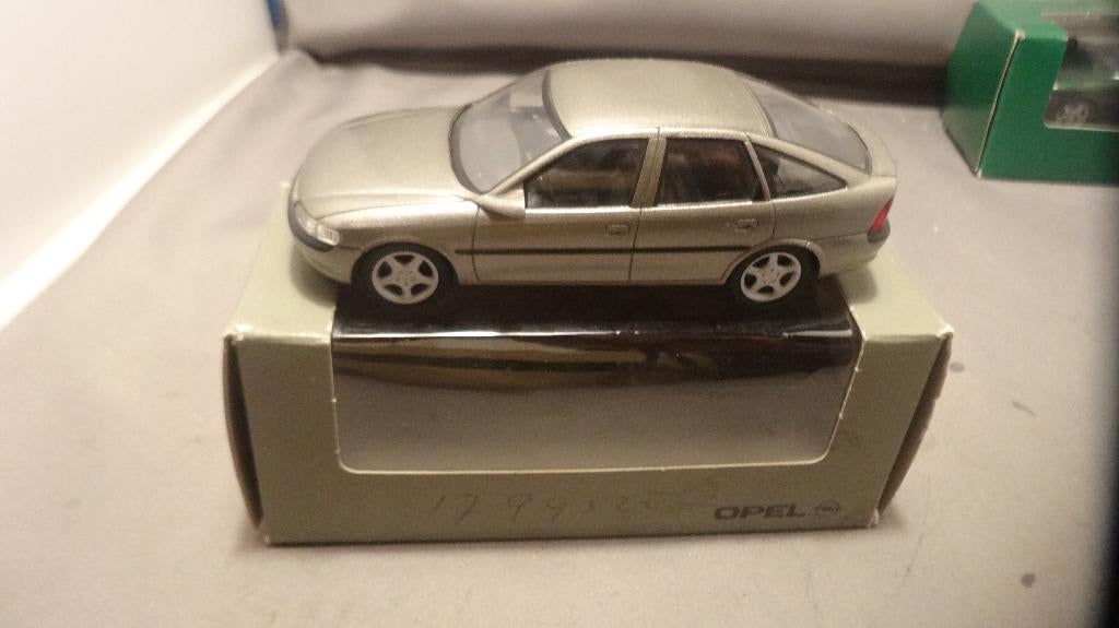 Schuco Opel Vectyra 5 deurs dealer verpakking 1:43, Ophalen of Verzenden, Nieuw, Auto, Schuco