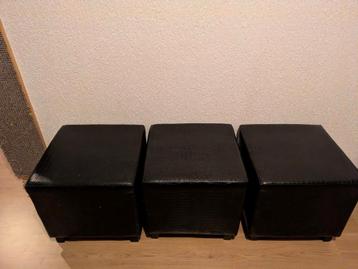 Zwarte kunstleren poefjes 40x40x40 cm
 beschikbaar voor biedingen
