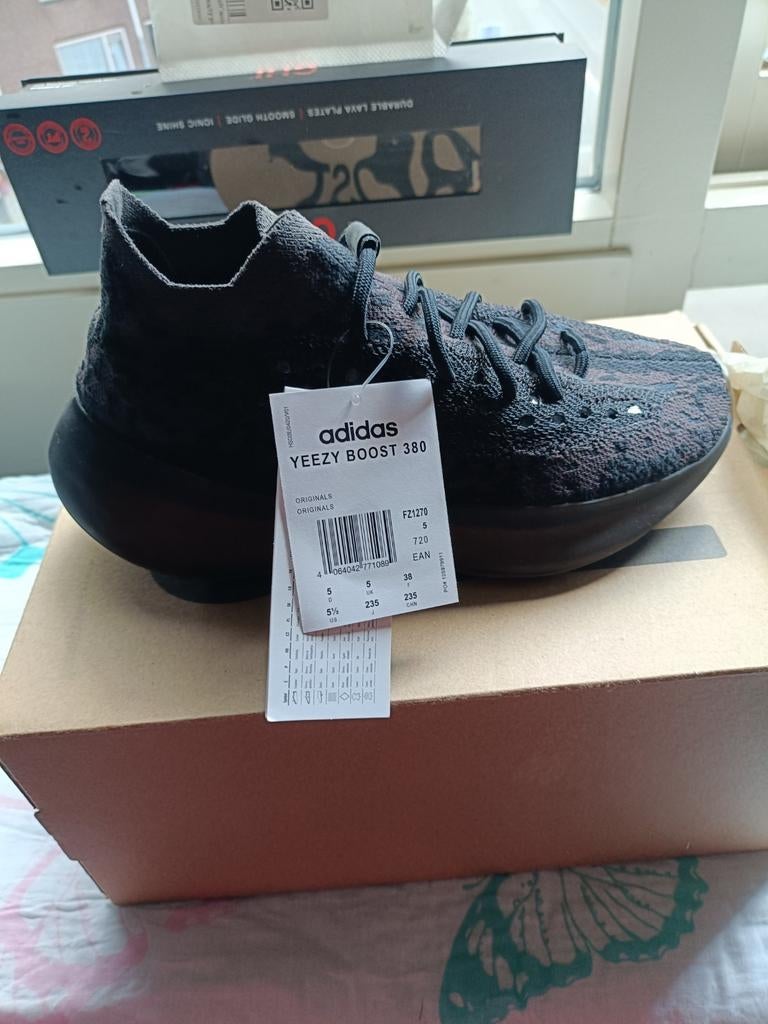 Nieuwe Adidas Yeezy Boost 380 Maat 37, Zwart, Nieuw, Ophalen of Verzenden, Sneakers of Gympen