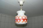 Prachtige vintage hanglamp, melkglas rood/oranje jaren '70, Huis en Inrichting, Lampen | Hanglampen, Vintage, Ophalen of Verzenden