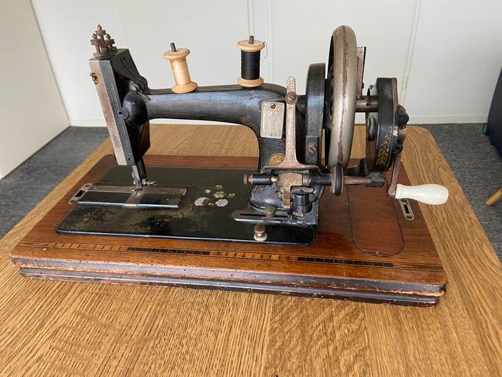 Oude naaimachine, Antiek en Kunst, Antiek | Naaimachines, Ophalen of Verzenden