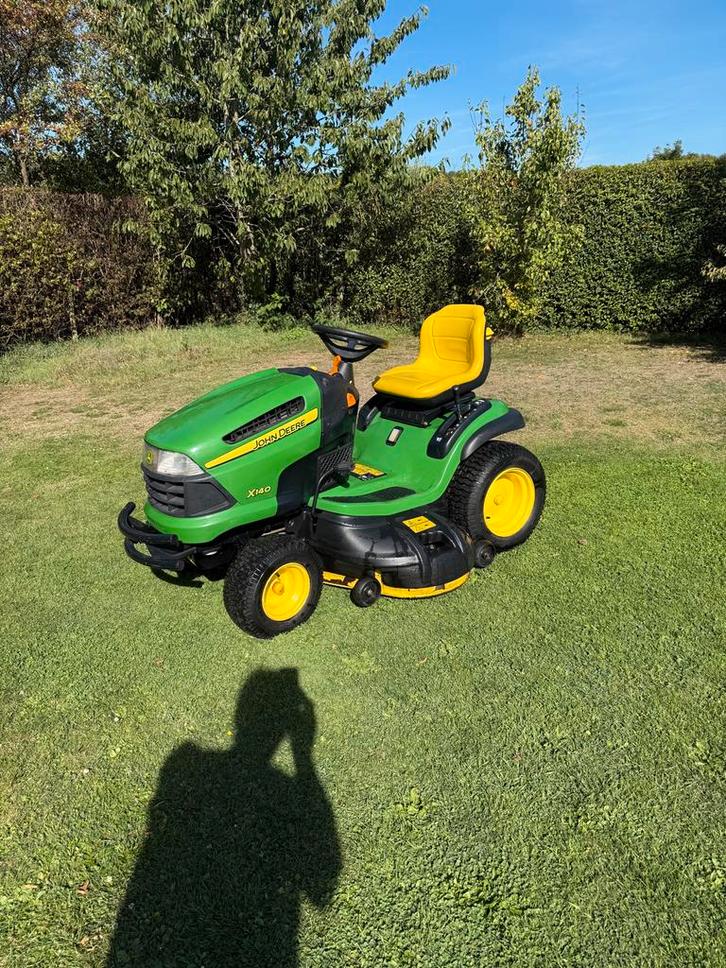 John Deere X140 Zitmaaier, Tuin en Terras, Grasmaaiers, Gebruikt, Benzine-grasmaaier, 50 cm of meer, Cirkelmaaier, Elektrische starter