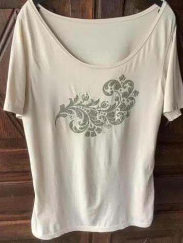 Beige top, shirt groene goudkleurige details; oksel-oksel 55 beschikbaar voor biedingen