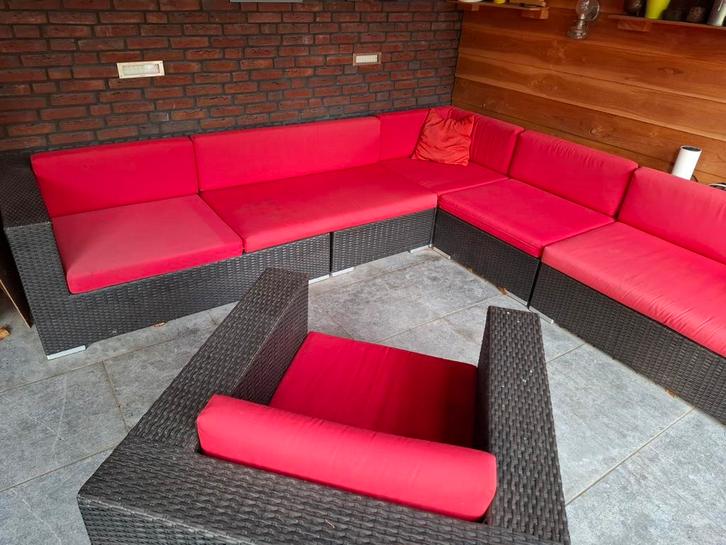 Loungebank wicker met rode kussens, Tuin en Terras, Tuinsets en Loungesets, Gebruikt, Loungeset, Wicker, Meer dan 8 zitplaatsen