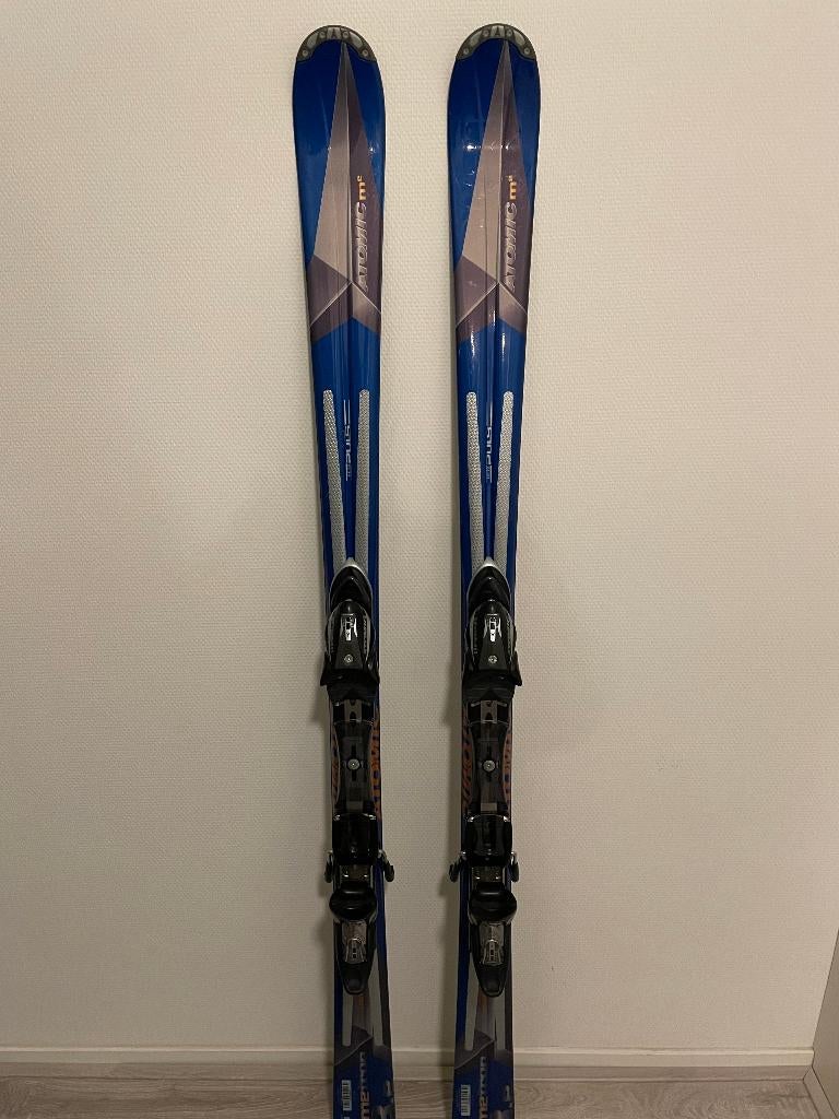 Te koop Atomic m2 Ski's 160cm + stokken en foedraal, Ophalen, 160 tot 180 cm, Gebruikt, Carve