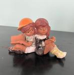 Vintage beeldje van 2 lezende kinderen, Verzamelen, Beelden en Beeldjes, Ophalen, Zo goed als nieuw