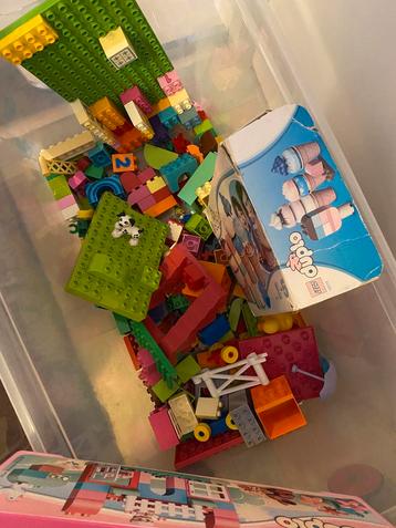 Diverse sets duplo lego door elkaar waaronder ijsjes beschikbaar voor biedingen