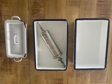 Vintage geëmailleerde medische instrumenten schaaltjes+spuit beschikbaar voor biedingen