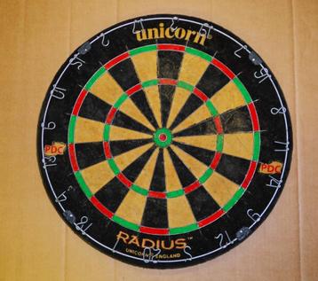 Compl. Dart uitrusting met 2 Dart borden, 8 sets pijlen, enz beschikbaar voor biedingen