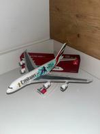 A380 Emirates 1:200 rugby world cup Japan 2019, Ophalen of Verzenden, Zo goed als nieuw, Schaalmodel