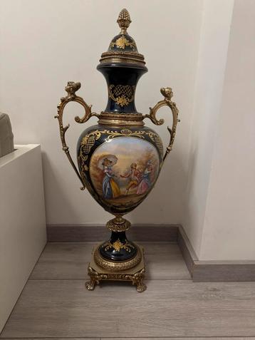 Antieke Sierlijke Porseleinen Vaas met Deksel (ca. 75 cm) beschikbaar voor biedingen