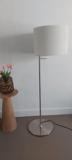 Mooie RVS Staande Lamp met Witte Kap, Ophalen, Zo goed als nieuw, Metaal, Modern