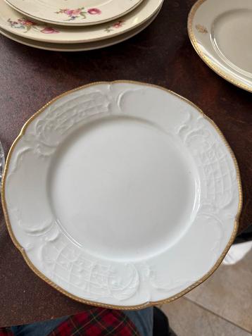 Antiek Bordje met Gouden Rand beschikbaar voor biedingen