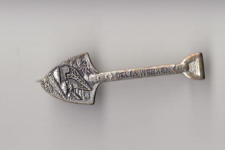 Deltawerken Dragline schep speldje, Verzamelen, Speldjes, Pins en Buttons, Gebruikt, Speldje of Pin, Overige onderwerpen, Ophalen of Verzenden