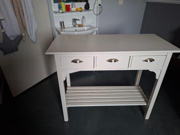 sidetable beschikbaar voor biedingen