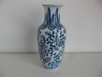 Chinees vaasje in uitstekende staat. beschikbaar voor biedingen