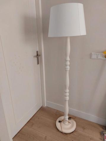 Leuke houten vloerlamp met gedraaide poot