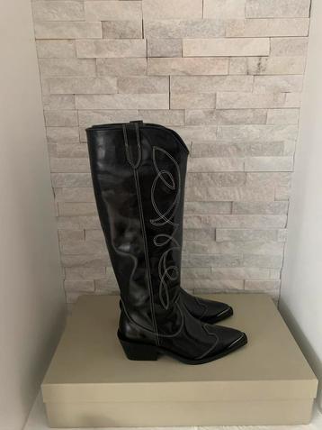Cowboylaars beschikbaar voor biedingen
